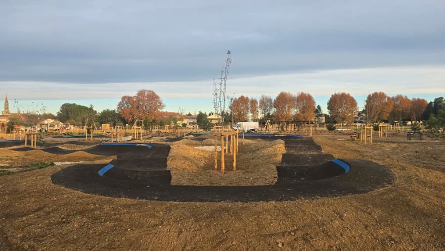 Aimargue's Dr Pierre Broche Park: Skatepark, Pumptrack, Boules and more...