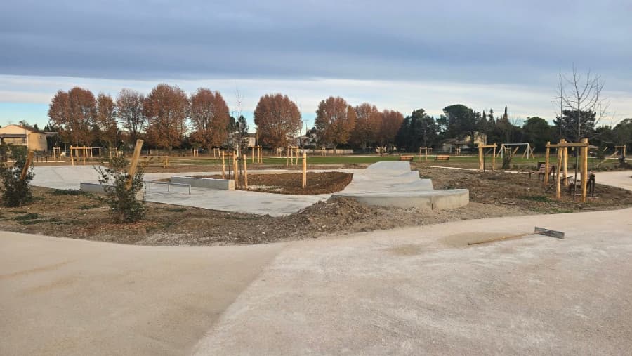 Aimargue's Dr Pierre Broche Park: Skatepark, Pumptrack, Boules and more...
