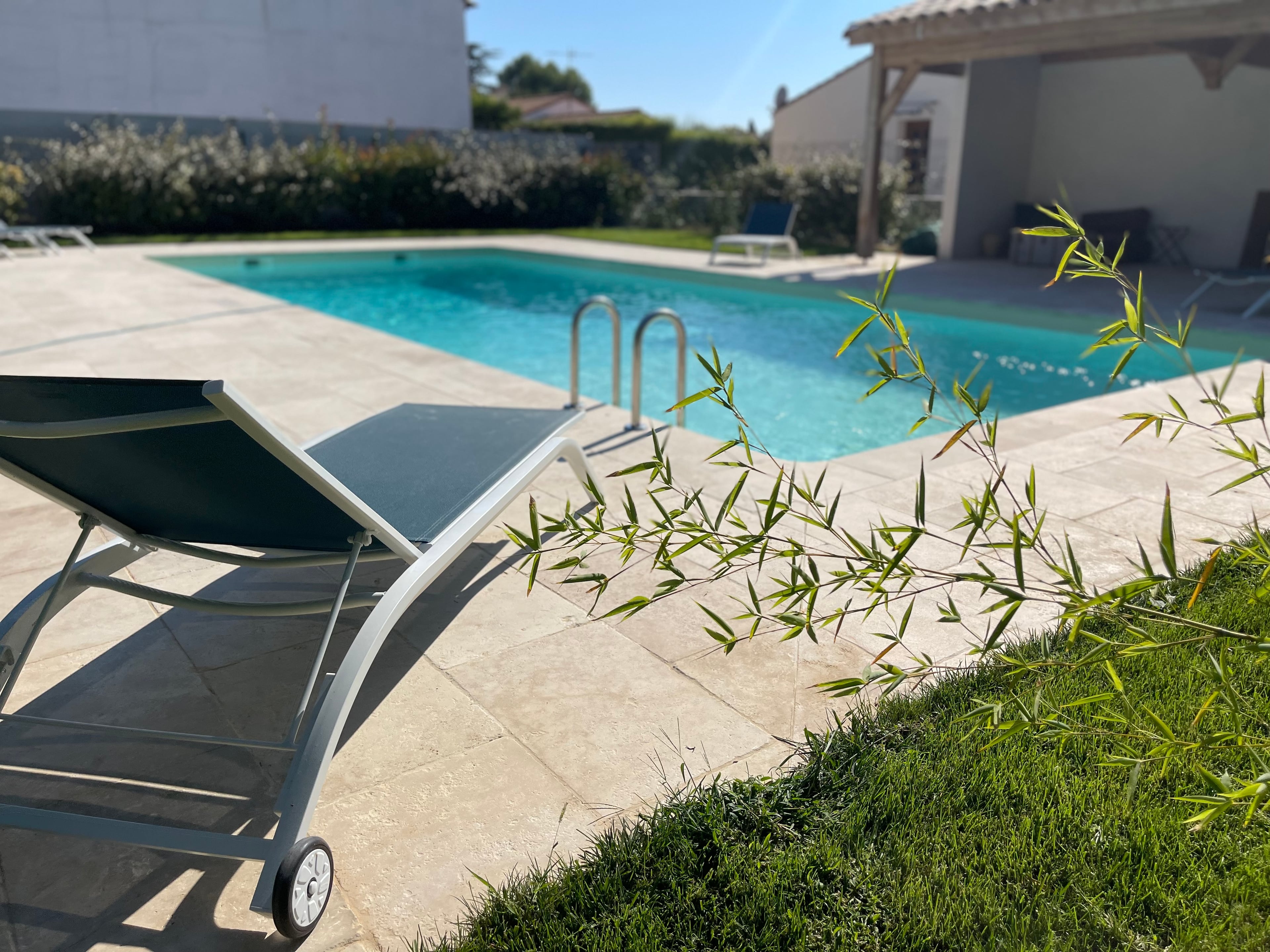 Piscine privée et terrasse de jardin