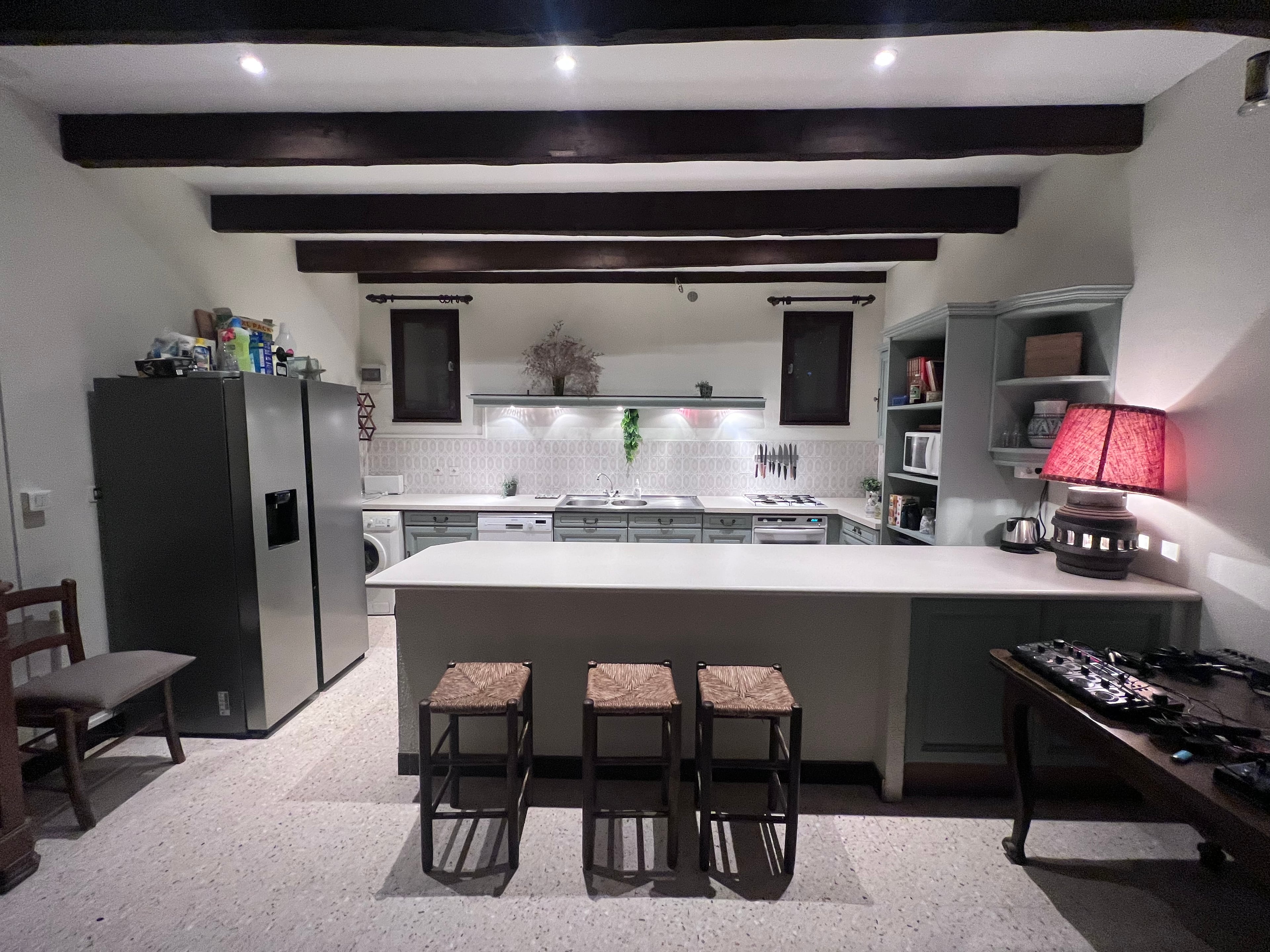 Cuisine lumineuse et pleine de caractère